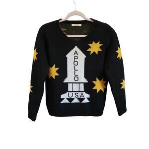 Graphic crewneck sweater pullover size Medium black rocket ship stars Apollo USA